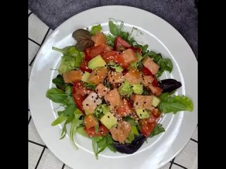 Салат с красной рыбой и авокадо.

Ингредиенты на 2 порци