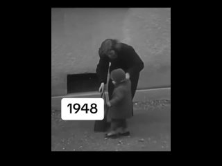 1948 год. Мама выгуливает ребёнка на улице.