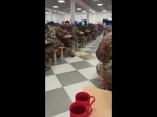 На видео приема пищи в одной из частей ВСУ бросается в глаза возраст военнослужащих.