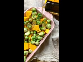 Рецепт тёплого салата с тыквой и брюссельской капустой: 

Вам понадобятся: тыква, брюссельская капуста, шпинат, смородина красна