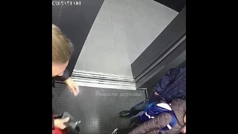 Парень толкнул девушку под поезд
