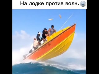 Видео начинается с вида на морскую гладь, где небольшая лодка с несколькими людьми находится в центре кадра. Они... (видео)