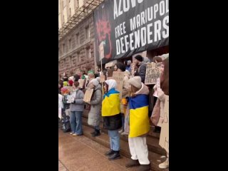 В Киеве прошел очередной  проплаченный митинг малолетних дебилов против Виталика Златоуста Кличко с использованием майданных