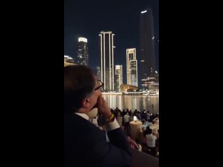 🇨🇴🇦🇪 Sobre el edificio más alto del mundo, el Burj Khalifa, en Dubái, Emiratos Árabes Unidos, se proyectó un video de Colombia c