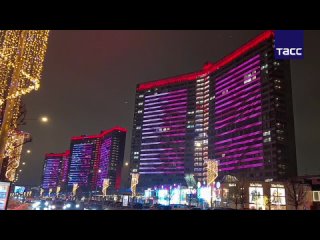 ▶️ Иллюминация трех домов-книжек на Новом Арбате в центре Москвы окрасилась в белый и темно-бордовый — цвета флага Катара в чест