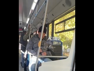 Мужик делает маникюр в автобусе - Паблик «Это Ростов!»