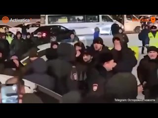 В Москве задержаны более 80 мигрантов из Средней Азии и Кавказа за нападение на полицейских и порчи полицейского автомобиля