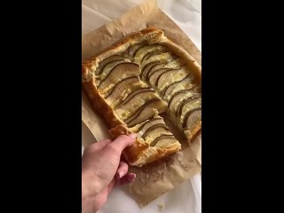 Пирог с грушей и сыром бри