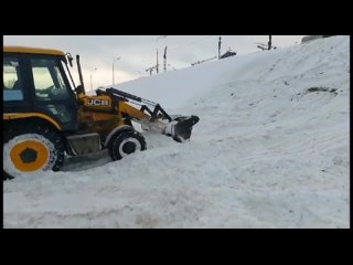 У соседей в Отрадном убрали стихийную горку, с которой катались дети на проезжую часть.