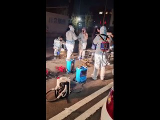 Всё по новой?  После COVID в Китае, опыления, возвращается: штурмовики в защитных костюмах дезинфицируют улицы