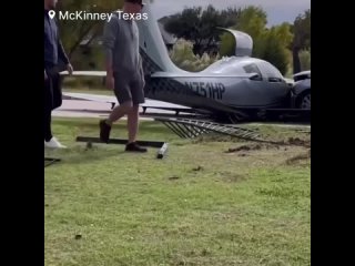Самолет врезался в машину.