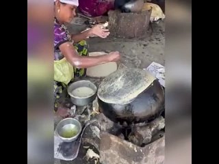 Вот как готовят лепёшки в Индии. Рискнули бы попробовать