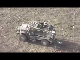 Серия точных попаданий: российские операторы FPV-дронов уничтожают бронетехнику ВСУ в районе Белогоровки