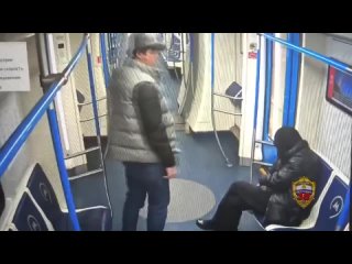 На Сокольнической линии метро мужчина уснул с телефоном в руках.
