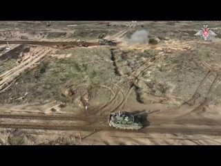Les équipages des chars T-90M Proryv perfectionnent leurs compétences de combat dans la zone arrière d’une opération spéciale