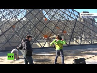 🇫🇷 Des militants du mouvement Dernière Rénovation ont aspergé de peinture la pyramide du Louvre