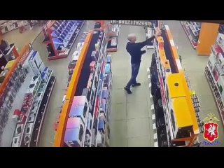 Севастопольские оперативники задержали ранее судимого мужчину, подозреваемого в кражах товаров из супермаркетов электроники