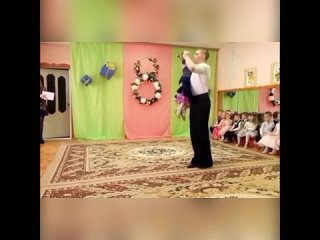 Папа ради дочки выучил танец, чтобы с ней станцевать вальс в саду ☺