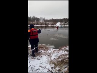 Женщину спасают из съехавшей в реку машины