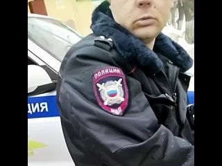 В Воронеже произшла очень занимательная перепалка полицейских и мимо проходящего мужика