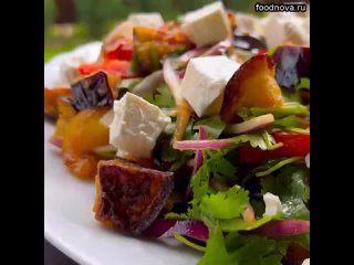 Салат с жареными баклажанами и фетой   Интересный вариант приготовления овощного салата с мягким сы