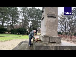 ▶️ Российские дипломаты почтили память советских солдат, погибших в годы Второй мировой войны и захороненных на Восточном кладби