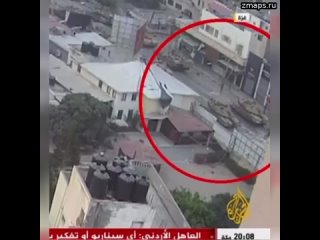 Огневое воздействие (скорее всего РПГ) по одному из танков Меркавá Mk.4 на улицах Газы. Бронегруппе