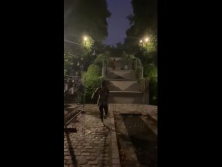 Париж, Франция.  Власти города безуспешно пытались очистить парк Бельвиль, 20 округ, от десятков нелегалов из Африки