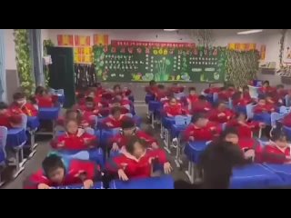 Обычная разминка в китайских школах

В одной из школ поднебесной учительница провела бодрящую разминку вместе с учениками. После