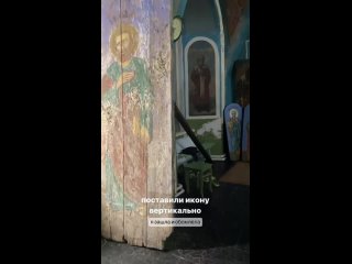 Иконописец Анна Макшакова реставрирует иконы Благовещенской церкви в поселке Лальске Кировской области.