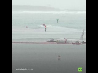 Un avión militar de . acaba flotando en aguas de Hawái tras salirse de pista