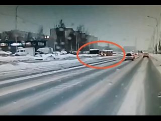 В Питере водитель снегоуборочной техники протаранил маршрутку