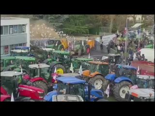 Французские фермеры продолжают свои “навозные бунты“ и “показ“ сельхозтехники