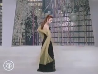 Майя Плисецкая демонстрирует модели одежды французских домов моды, 1970 г.