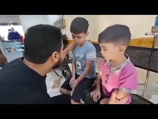 Палестинский ребёнок в Газе, он говорит ему, как тебя зовут? Вся душа дрожит и говорить не может,