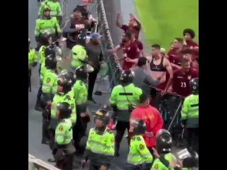 Перуанские полицейские ударили игроков Венесуэлы