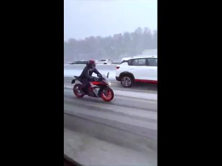 В Москве на МКАДе был замечен мотоциклист на спортбайке, который наваливал в снежную погоду