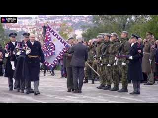 Президент Чехии Павел не удержал знамя и сбил фуражку военного на празднике