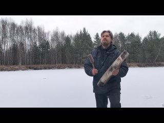 Бубен в морозном лесу на озере