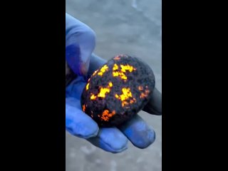 На пляжах Верхнего озера (США) можно найти йооперлиты  Йооперлит это сиенитовый кластер, он же yooperlite. Открыт в... (видео)