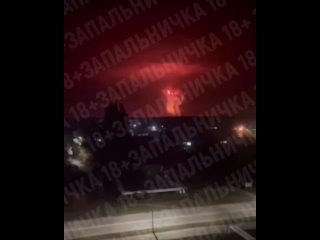Украинские медиа опубликовали кадры ночных взрывов в Хмельницкой области. По утверждению местных властей, в результате удара рус