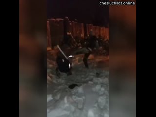 В одном из селений Свердловской области школьник избил пожилого мужчину, всё это снимала его малолет