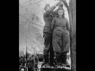 Cолдаты немецкой aрмии готовят казнь 17-летней югославской партизанки Лепы Радич, в городe Босанска Крупа