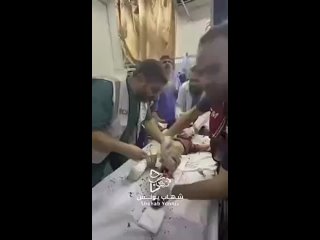 Отчаянная попытка палестинских врачей спасти младенца, дом которого разбомбили израильские военные самолеты