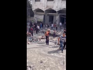 🔠 Кадры разрушений после прилета израильских авиабомб в Газе вблизи больницы «аль-Вафа»

Из-под завалов местные жители достают р