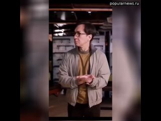 Джеки Чан повторяет свою фишку с жвачкой из культовых приключенческих фильмов «Доспехи Бога». ЖИВАЯ