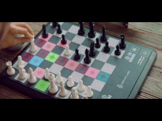 Доска научит играть в шахматы 😱

Интерактивная доска ?