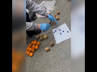 В Красноярске оперативники задержали кладмена, прятавшего наркотики в мандаринки [№]