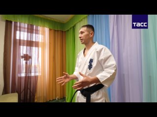Заслуженный мастер спорта РФ по карате Евгений Мамро провел мастер-класс для воспитанников социально-реабилитационного центра