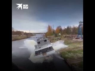 Как теплоходы на воду спускают